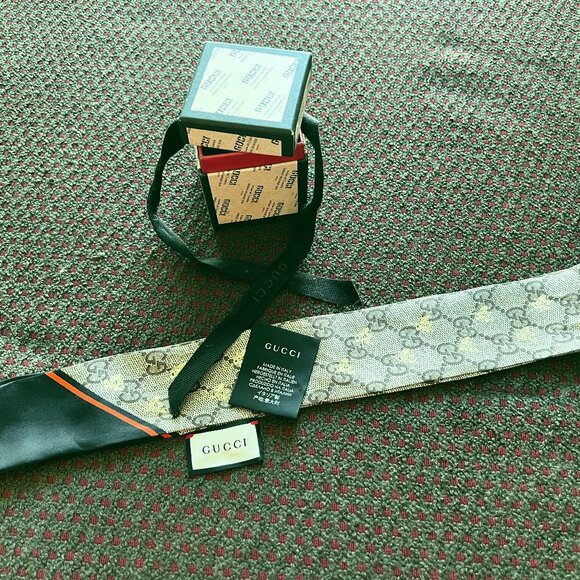 Gucci Silk Twill GG Monogram GG Bee Neck Bow Scarf Black Red - Picture 2 of 3